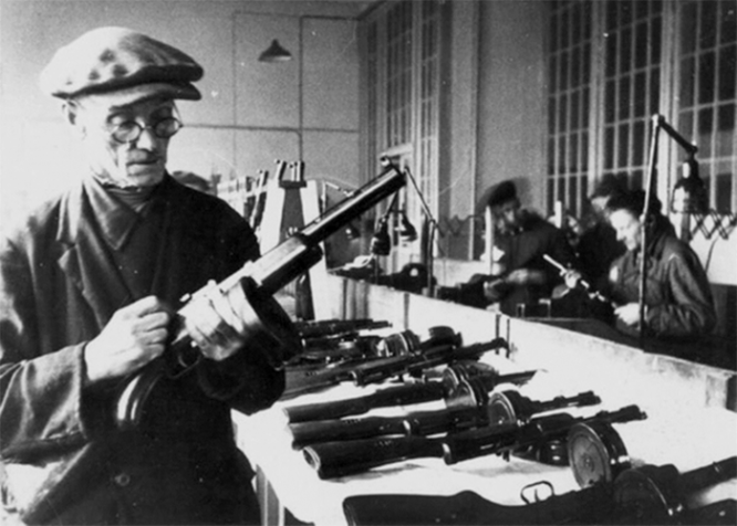 Сборка автоматов ППД на одном из ленинградских заводов. 1941 г.
