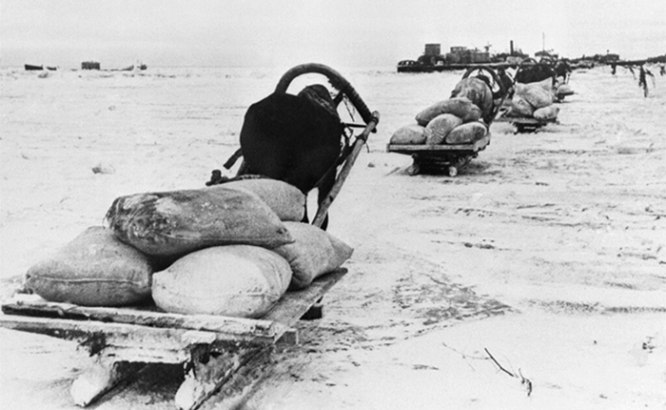 Первый санный обоз отправляется в блокадный Ленинград по льду Ладожского озера. 24 ноября 1941 г.