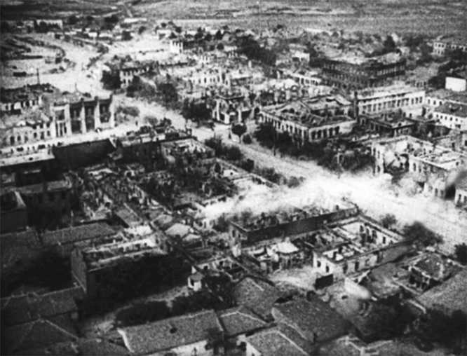 Фото разрушенного города Сталино. 1943 г.