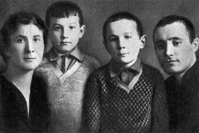 Зоя Космодемьянская (вторая справа) с родителями и братом