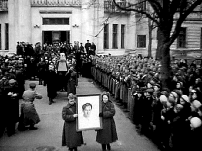Сначала Зоя Космодемьянская была похоронена в Петрищево. В 1942 году урну с прахом перезахоронили в Москве на Новодевичьем кладбище