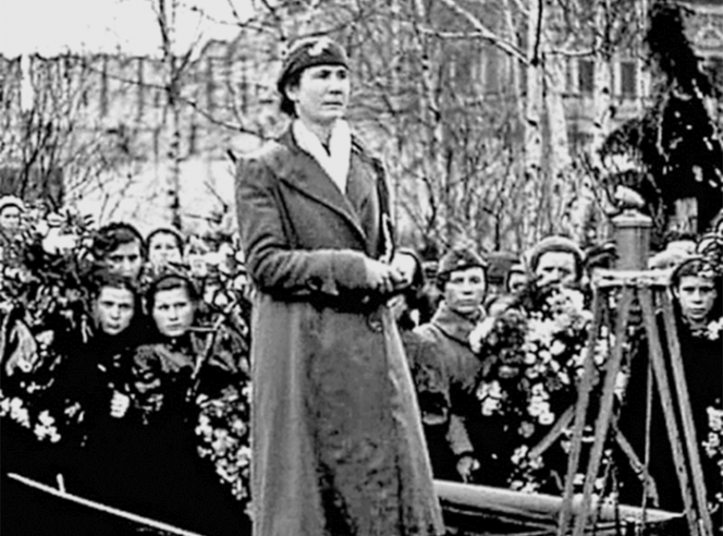 Мама Зои Любовь Тимофеевна на похоронах дочери. Апрель 1942 г.