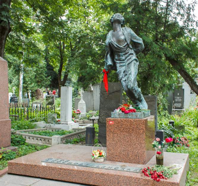 По поручению Правительства страны памятник Зое Космодемьянской был заменён