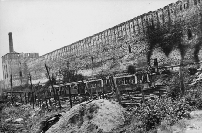 Разбитые трамвайные вагоны у стен Смоленского Кремля. 1941 год
