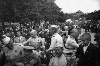 Жители Софии приветствуют советских солдат. Сентябрь 1944, Болгария, София