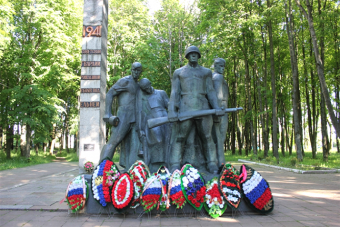 Памятник первогвардейцам в Ельне.