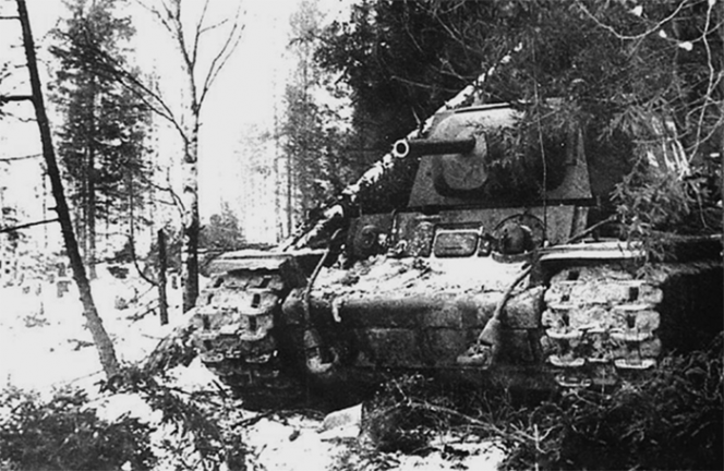 Замаскированный танк КВ-1 в лесной засаде во время битвы за Москву. Октябрь 1941 г.