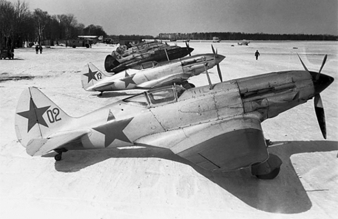 Истребители на подмосковном аэродроме. 1941 г.