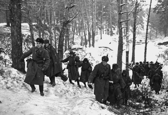 Оборона Москвы. Бронебойщики выходят на огневую позицию в районе Звенигорода. 1941 г.