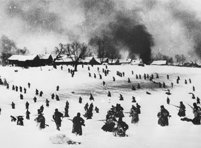 Советские войска отбивают деревню под Москвой. Декабрь 1941 г.