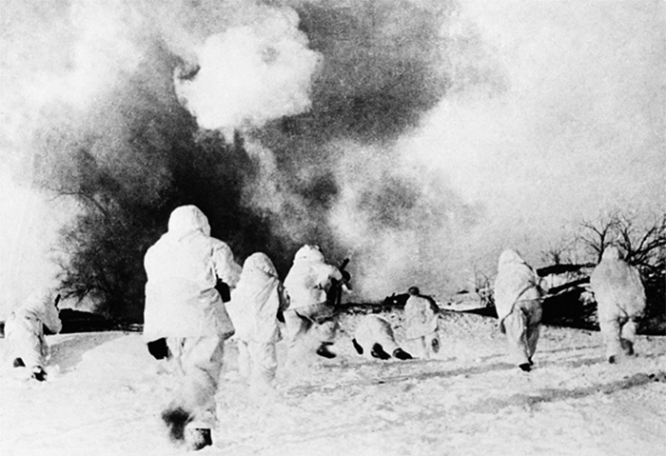 Разгром немецких войск под Москвой. Бойцы 5-й армии идут в наступление, 1941 г. Фотохроника ТАСС.