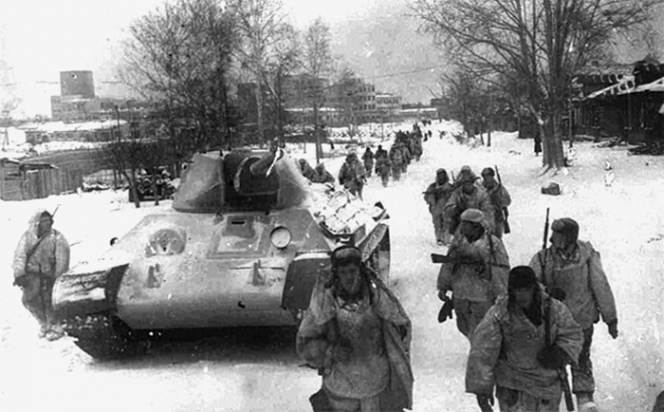 Контрнаступление советских войск под Москвой. Советские войска проходят через освобожденный город Клин. Декабрь 1941 г. Фото Леонид Великжанин.