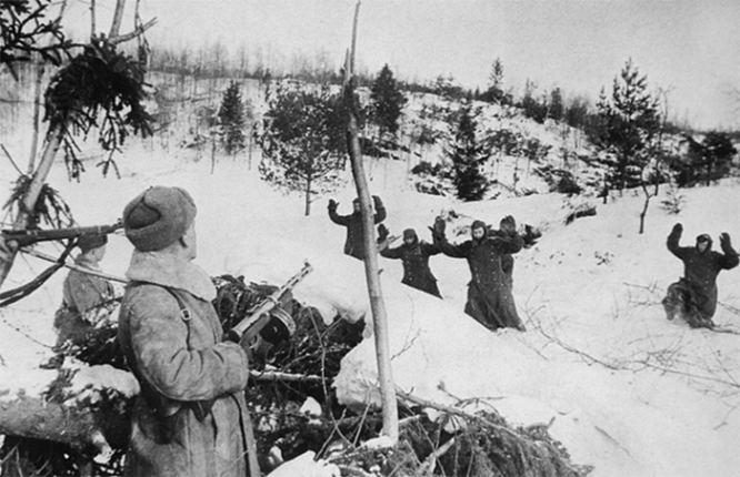 Сдающиеся в плен немецкие солдаты выходят к позиции красноармейцев.