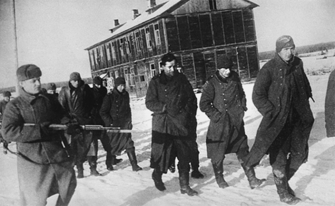 Красноармеец конвоирует пленных солдат вермахта, взятых в плен в ходе битвы за Москву.