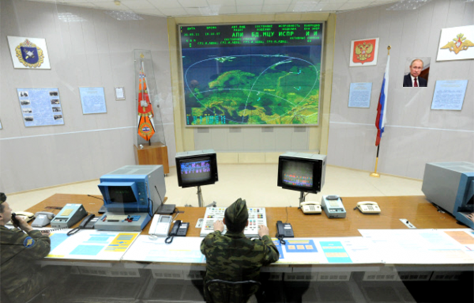 Дежурная смена радиолакационной станции «ДОН-2Н» на командном пункте.