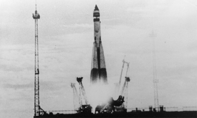 Один из первых успешных запусков ракеты Р-7. В октябре доработанная Р-7 выведет на орбиту первый искусственный спутник Земли ПС-1.