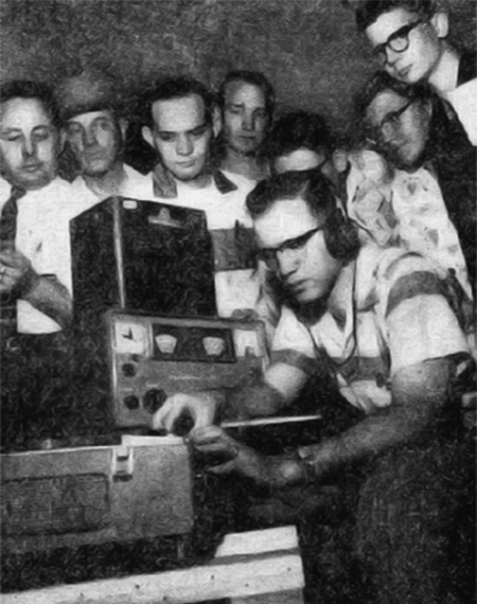 Радиолюбитель Roy Welch из Далласа (США) проигрывает на магнитофоне другим радиолюбителям записанные им сигналы первого советского спутника.
