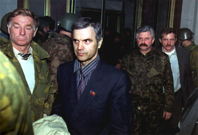 Председателя парламента Руслана Хасбулатова и вице-президента Александра Руцкого выводят из «Белого дома». Москва, 5 октября 1993 г.