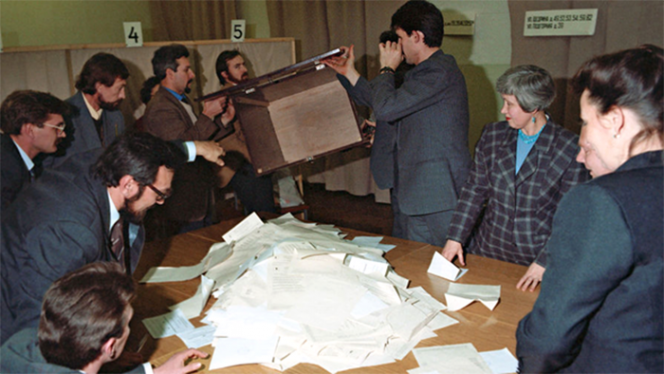 Референдум 12 декабря 1993 года. Момент вскрытия урн на избирательном участке.
