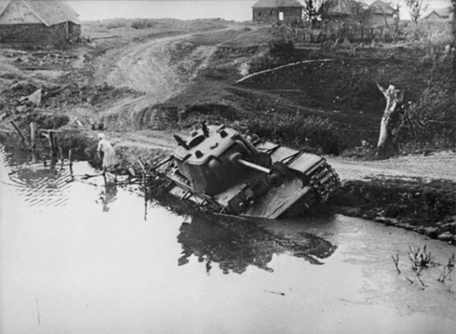Застрявший и брошенный советский танк КВ-1 на улице деревни в районе Орла.