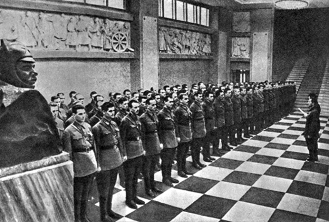 Слушатели военной академии имени М. В. Фрунзе на построении. 1941 г.