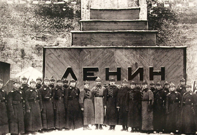 Групповое фото караульных у первого Мавзолея Ленина. 1924 г.