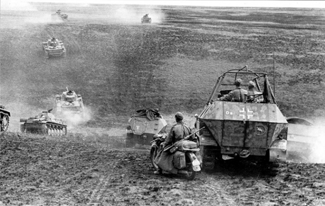 Танки и бронетехника 24-й танковой дивизии вермахта наступают в степи на Сталинград. 1942 г.