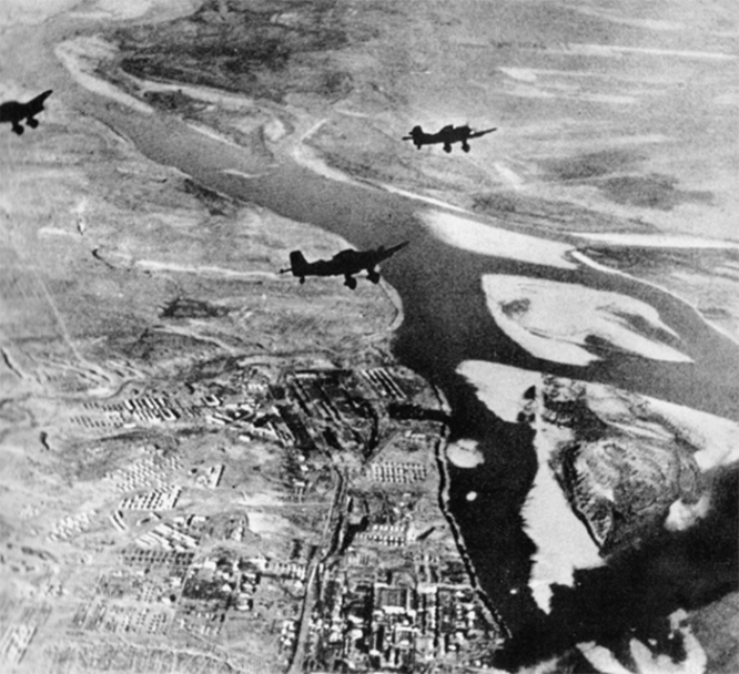 Немецкие пикирующие бомбардировщики Юнкерс Ю-87 в небе над горящим Сталинградом. 1942 г.