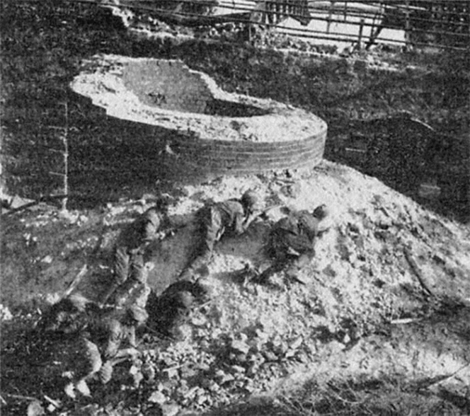 Советские солдаты у разрушенной до основания трубы в Сталинграде.