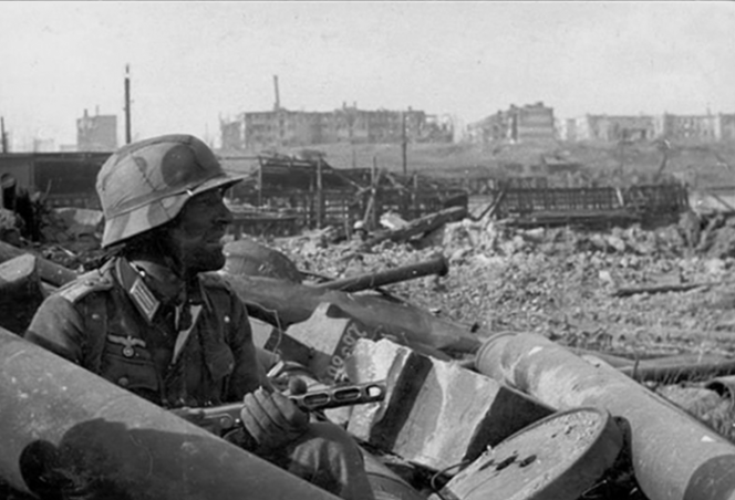 Немецкий лейтенант в руинах сталинградского завода.