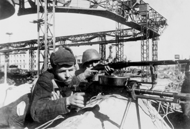 Ополченцы Сталинградского тракторного завода идут к месту боев в городе.