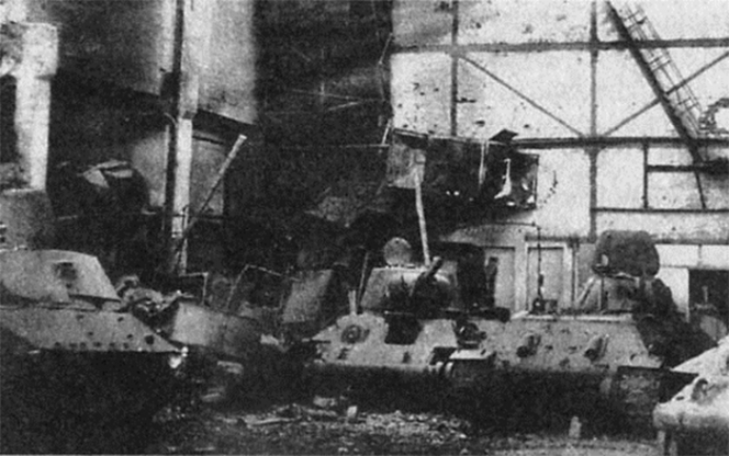 Брошенные танки Т-34 в цеху Сталинского тракторного завода.