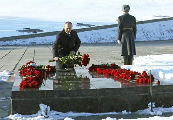 Президент РФ В. Путин возлагает цветы к могиле советского маршала Василия Чуйкова на мемориальном комплексе «Мамаев курган».