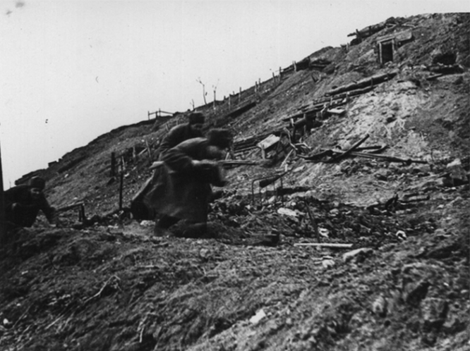 Группа красноармейцев пробирается к укреплениям противника. г. Сталинград, 1942 г.