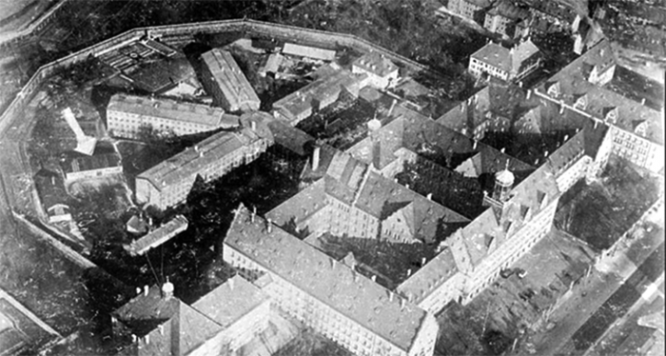 Комплекс зданий в Нюрнберге, включая тюрьму, где содержались нацистские преступники.