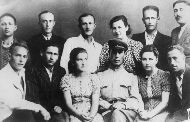 Группа выживших узников Собибора. Сидит в форме – Печёрский. Стоит крайний справа – Фельдгендлер. Они дожили до освобождения. К сожалению, не все доживут до победы...