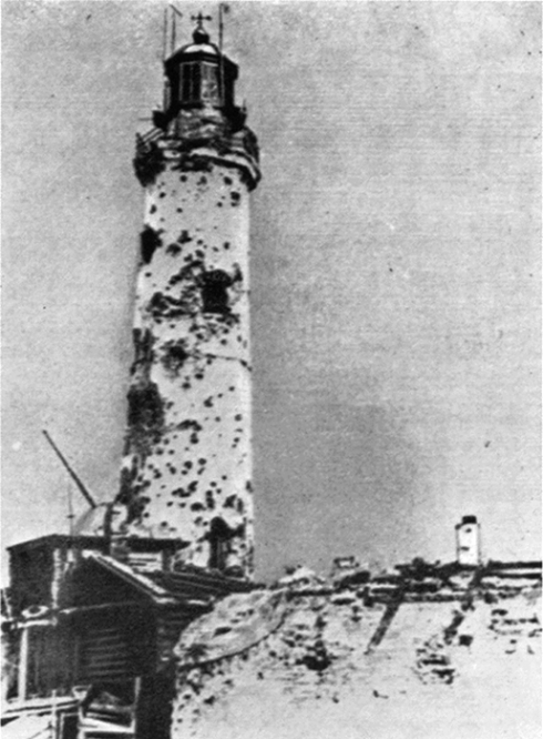 Маяк на острове Сухо, поврежденный в ходе боя 22 октября 1942 г.