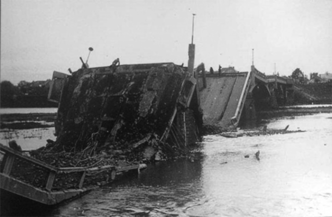 В октябре 1944 г. были взорваны все три моста через реку Уж.