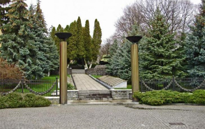 На открытом летом 1945 года мемориале Холм Славы перезахоронены 1360 людей.