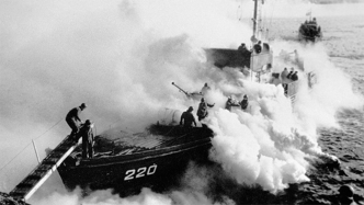 Корабли высадки прикрываются дымовой завесой после того, как бойцы сошли на берег. Киркенес, Норвегия.