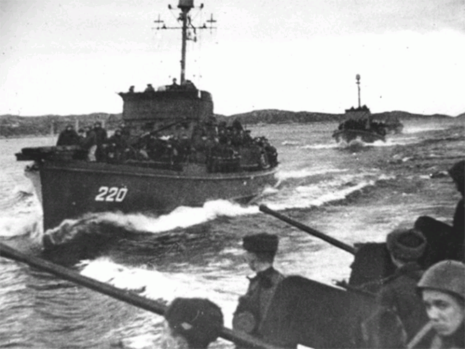 Корабли советского Северного флота с десантниками на пути к Киркенесу.