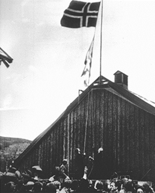 Поднятие флага Норвегии после прибытия советских войск в Киркенес, октябрь 1944 г.