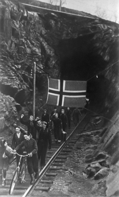 Норвегия. Жители Киркенеса, скрывавшиеся на руднике, освобожденные советскими войсками. Карельский фронт.