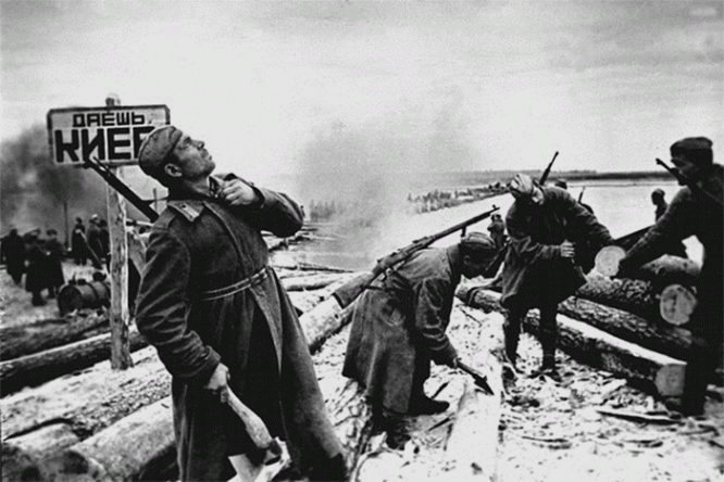 Советские солдаты готовятся к переправе через Днепр.