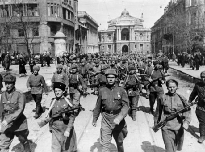 Советские войска вступают в освобожденную Одессу. Улица Ленина, сейчас ул. Ришельевская. На заднем плане Одесский оперный театр.