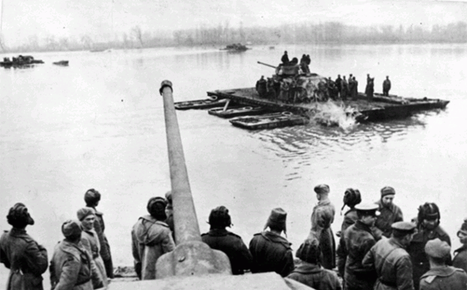 Переправа танков на паромах через реку Дунай под Будапештом, 1944 г.