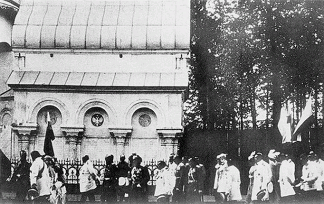 Государь Император Николай II осматривает памятник Князя Дмитрия Михайловича Пожарского, 1913 г.