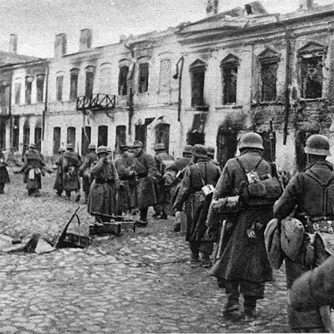 Пехота вермахта на улицах Житомира.