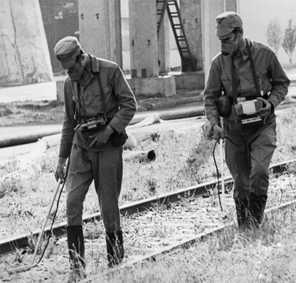 Химики-дозиметристы на территории Чернобыльской АЭС во время ликвидации последствий аварии. 27 апреля 1986 г.