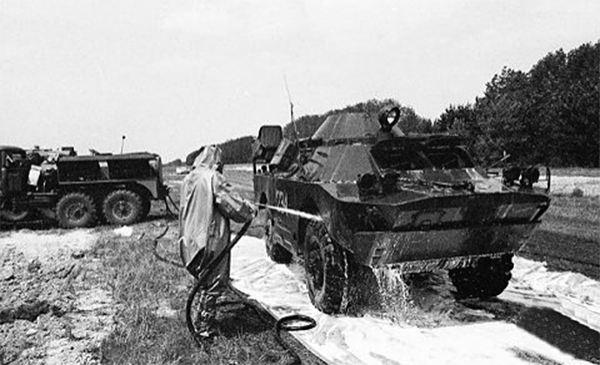 Дезактивация автомашин и БТРов, выезжающих из зоны Чернобыльской станции. 28 мая 1986 г.